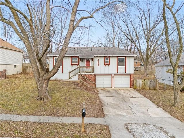 1009 NW Kingsridge Drive, Blue Springs, MO 64015