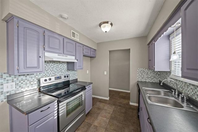 1009 NW Kingsridge Drive, Blue Springs, MO 64015