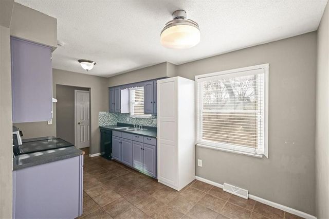 1009 NW Kingsridge Drive, Blue Springs, MO 64015