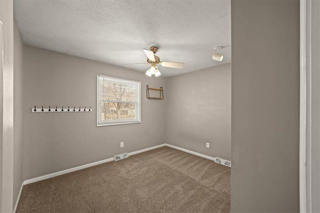 1009 NW Kingsridge Drive, Blue Springs, MO 64015