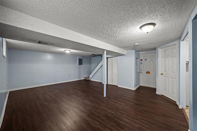 1009 NW Kingsridge Drive, Blue Springs, MO 64015