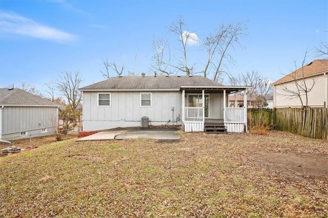 1009 NW Kingsridge Drive, Blue Springs, MO 64015