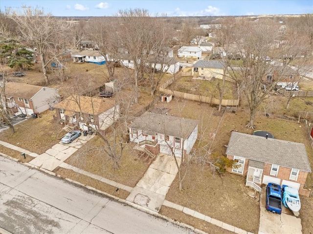 1009 NW Kingsridge Drive, Blue Springs, MO 64015