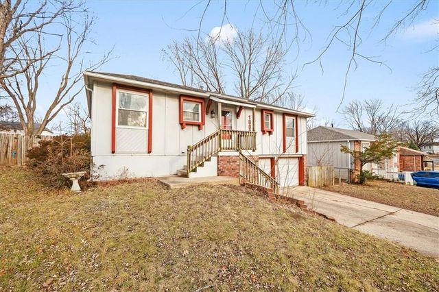 1009 NW Kingsridge Drive, Blue Springs, MO 64015