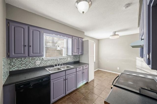 1009 NW Kingsridge Drive, Blue Springs, MO 64015