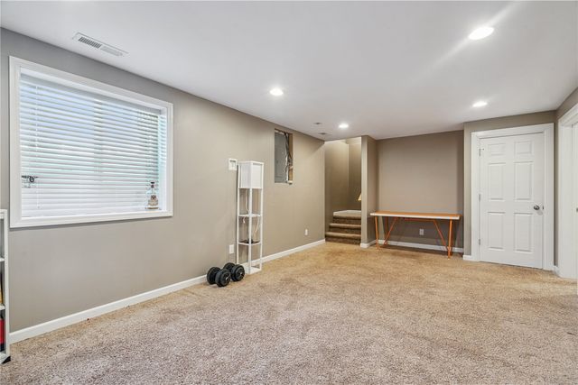 67 Woodstone SW, Cedar Rapids, IA 52404