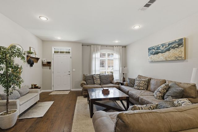 2106 Traemoor Village Ct, Nashville, TN 37209