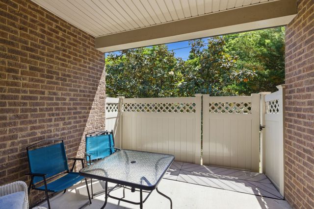 2106 Traemoor Village Ct, Nashville, TN 37209