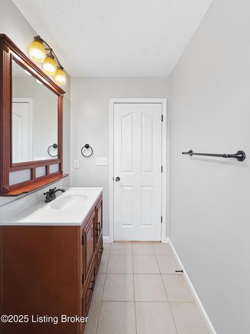 6703 N North Dr, Louisville, KY 40272