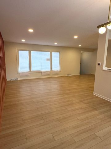 821 W Manor Court, Glenwood, IL 60425