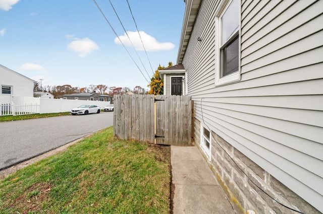 228 Dickinson St, Fall River, MA 02721