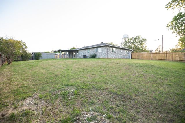 601 N Rosenstein Street, Bells, TX 75414