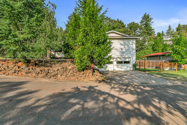 1015 Oneida Circle, Ashland, OR 97520