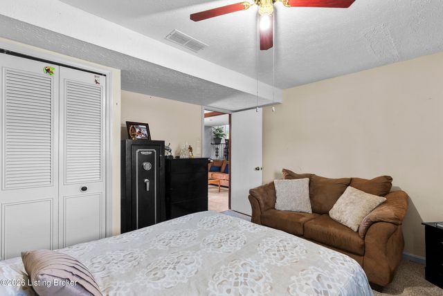 9208 Lethborough Dr, Louisville, KY 40299