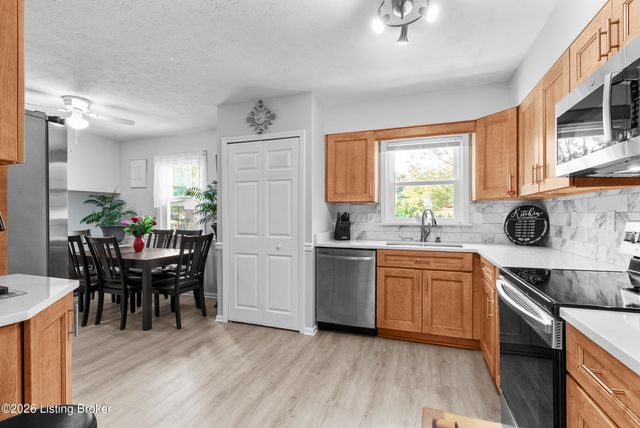 9208 Lethborough Dr, Louisville, KY 40299