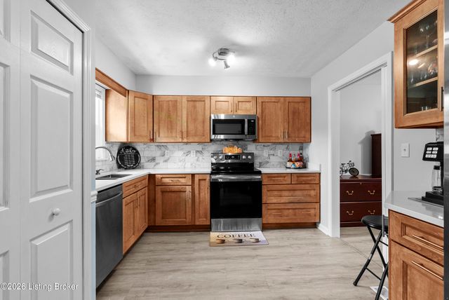 9208 Lethborough Dr, Louisville, KY 40299