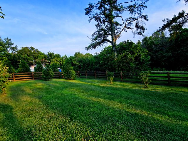 104 Yates Dr, Bon Aqua, TN 37025