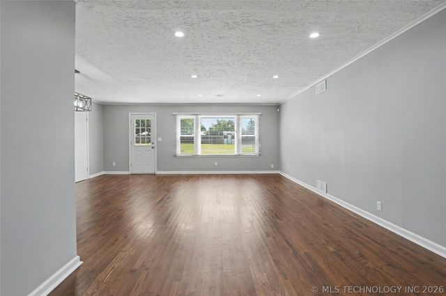 3913 S Jamestown Avenue, Tulsa, OK 74135