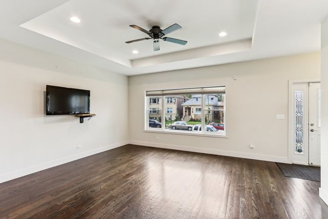 5251 W Nelson Street, Chicago, IL 60641