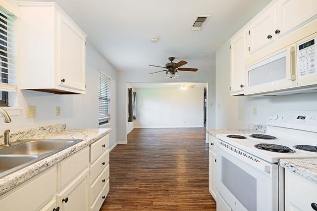 350 Town East Drive, Reno, TX 75462