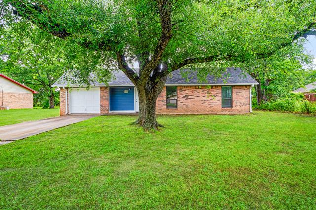 350 Town East Drive, Reno, TX 75462