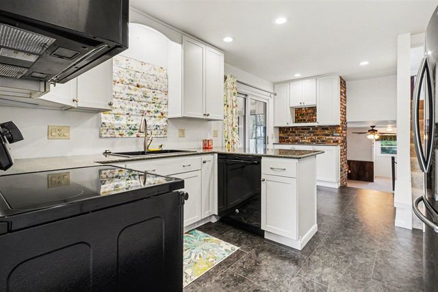 1510 Greenview Avenue, Portage, MI 49024