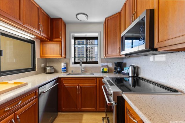 2470 Kalakaua Avenue 2004, Honolulu, HI 96815