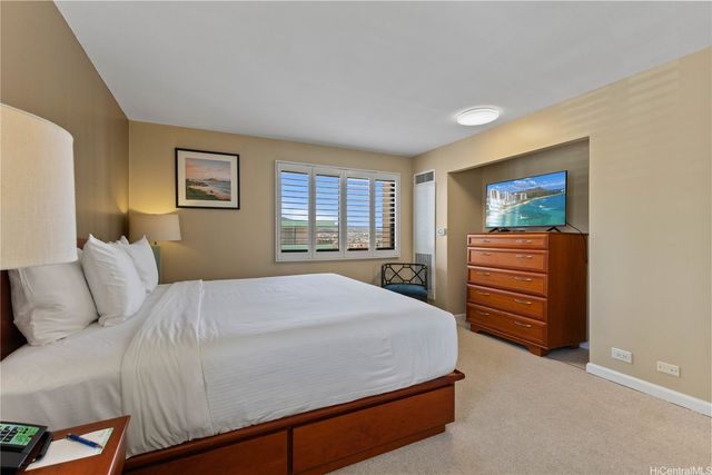 2470 Kalakaua Avenue 2004, Honolulu, HI 96815