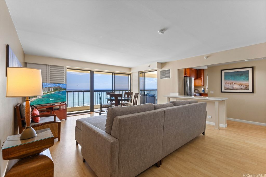 2470 Kalakaua Avenue 2004, Honolulu, HI 96815