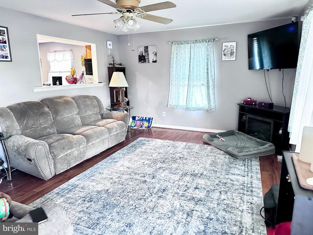 212 N VINE ST, Clayton, NJ 08312