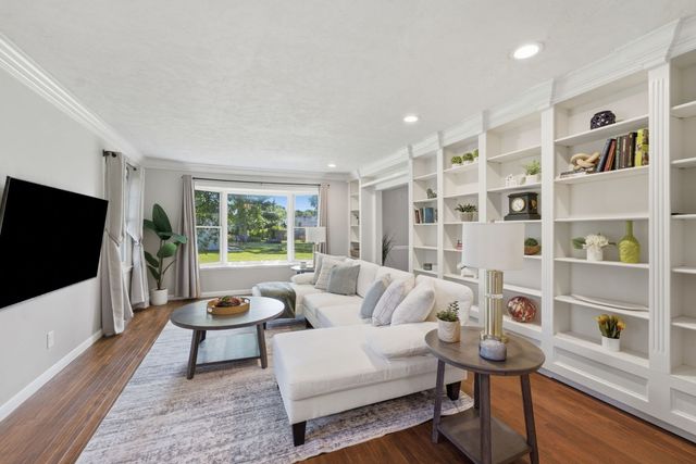 17 Sunset Circle, Bettendorf, IA 52722