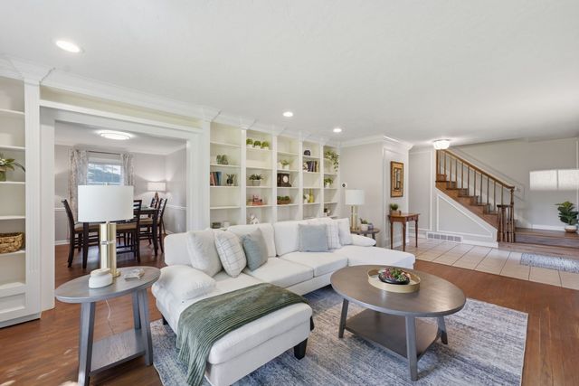 17 Sunset Circle, Bettendorf, IA 52722