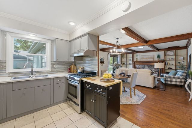 17 Sunset Circle, Bettendorf, IA 52722