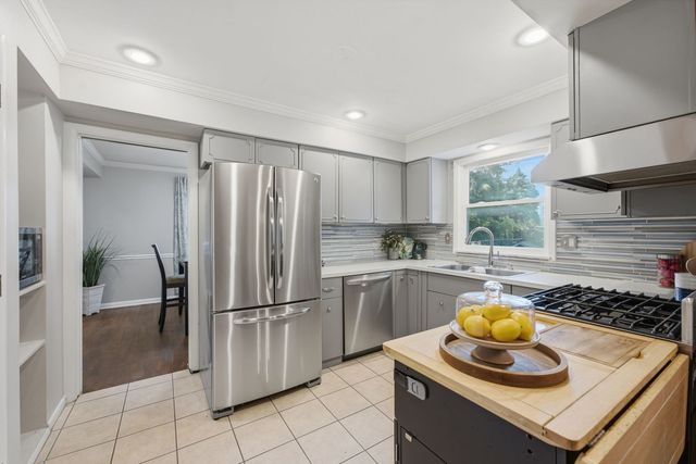 17 Sunset Circle, Bettendorf, IA 52722