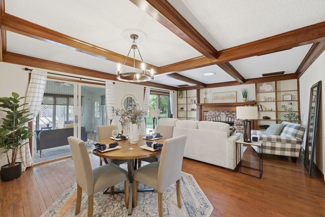 17 Sunset Circle, Bettendorf, IA 52722