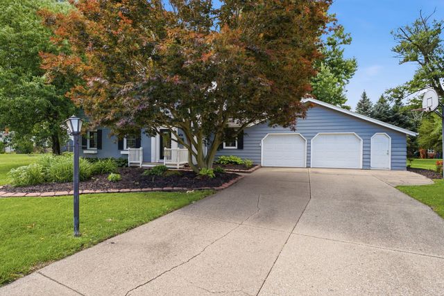 17 Sunset Circle, Bettendorf, IA 52722