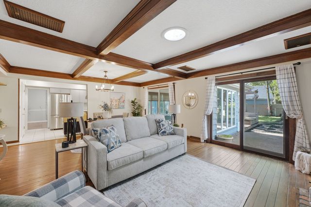 17 Sunset Circle, Bettendorf, IA 52722