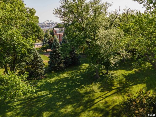 17 Sunset Circle, Bettendorf, IA 52722