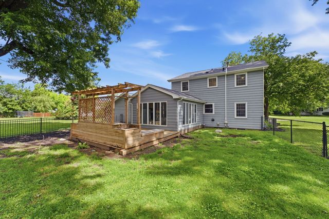 17 Sunset Circle, Bettendorf, IA 52722