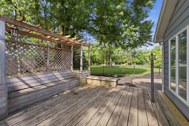 17 Sunset Circle, Bettendorf, IA 52722
