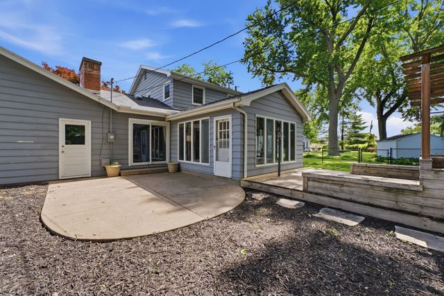 17 Sunset Circle, Bettendorf, IA 52722