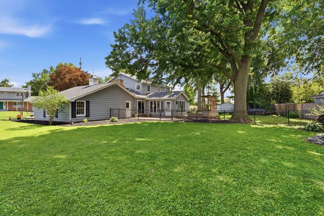 17 Sunset Circle, Bettendorf, IA 52722