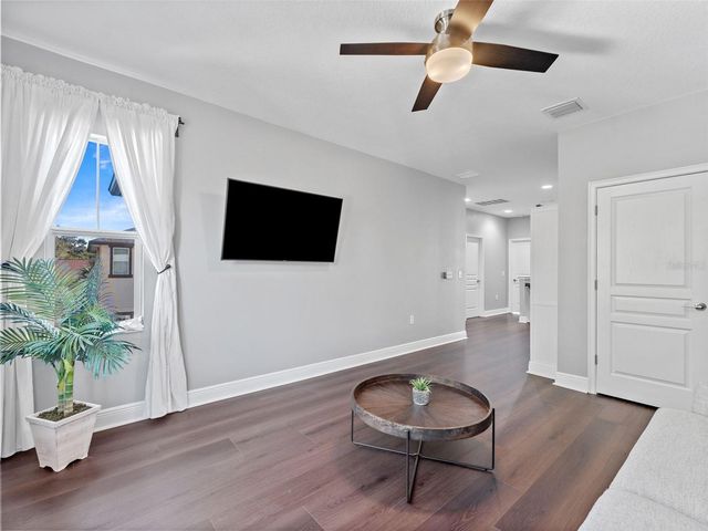 135 24TH AVENUE S, St Petersburg, FL 33705