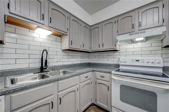 407 SE Moreland School Road, Blue Springs, MO 64014