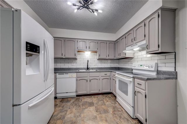 407 SE Moreland School Road, Blue Springs, MO 64014