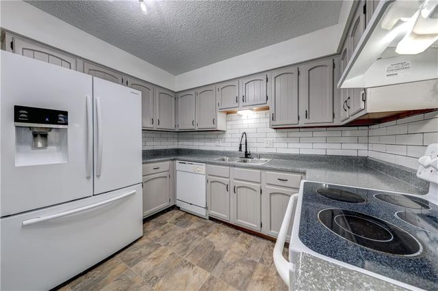 407 SE Moreland School Road, Blue Springs, MO 64014