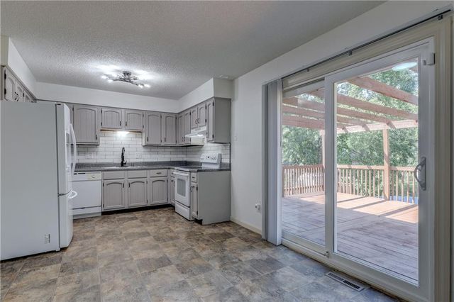 407 SE Moreland School Road, Blue Springs, MO 64014