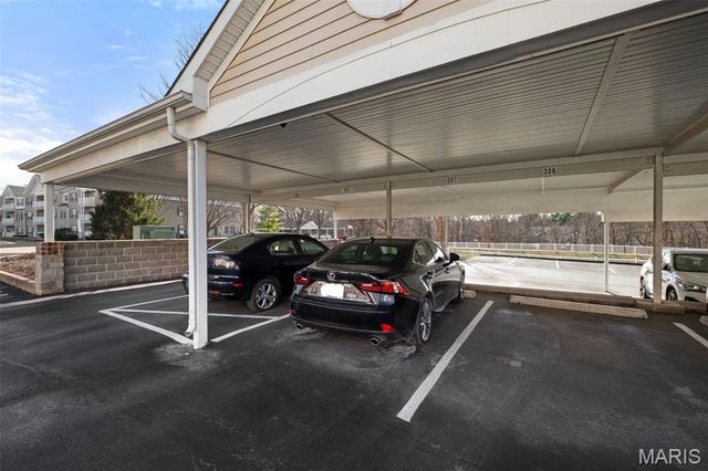 1 Monarch Trace Court 307, Chesterfield, MO 63017