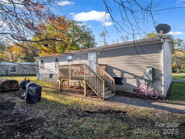 221 Turkey Pen Gap Road, Horse Shoe, NC 28742
