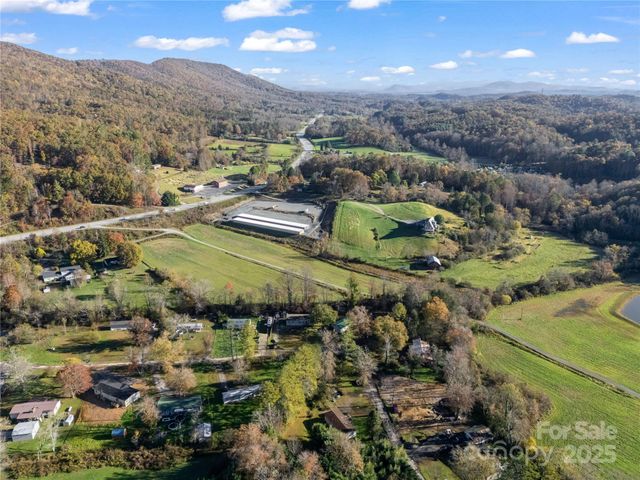 221 Turkey Pen Gap Road, Horse Shoe, NC 28742